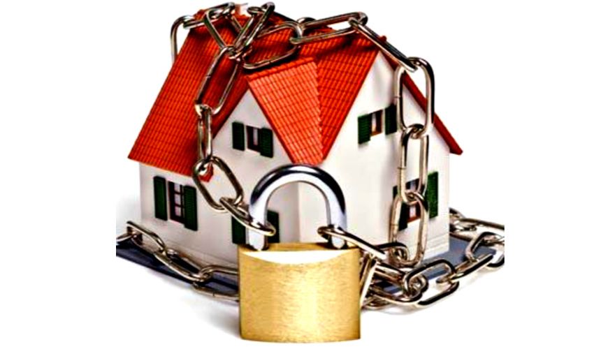 Zwaar beslag op de achterdeur van een woning in Purmerend Zwaar beslag op de achterdeur van een woning in Purmerend